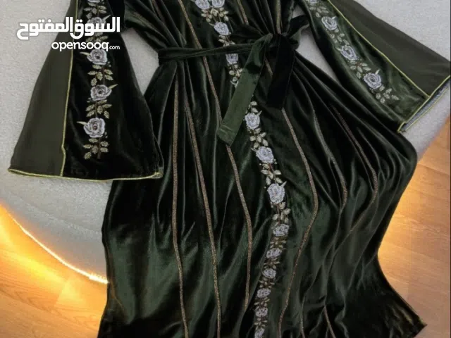 دراعه مخمل مع حزام كوالتي درجه اولى متوفر أربع الوان جميع القياسات تطريز يدوي مع شوار فسكي راقي..