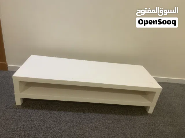 طاوله كبيره فيها خدوش بسيطه  للتواصل