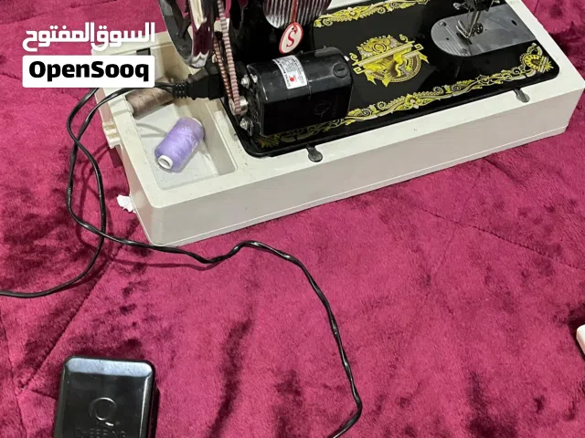 ماكينة خياطه كهربائية مع متورها بحاله ممتازه جديده