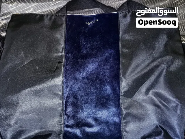 حقائب يد ومحافظ نقود جديدة