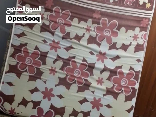 فرشة تخت للبيع بسعر حلو 10 دنانير وفيها مجال