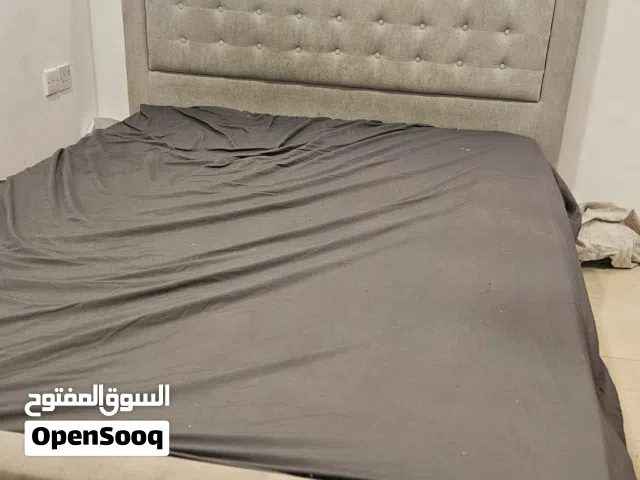سرير فيه جم بقع بس مافيه شي غير
