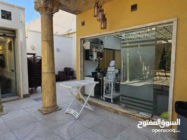 كرسي حلاقة VIP للإيجار - صالة راقية مع سكن خاص في موقع ممتاز بمصراتة !