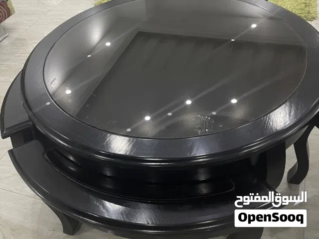 طاولة دائرية خشب مع 4 طاولات صغار بحالة ممتازة