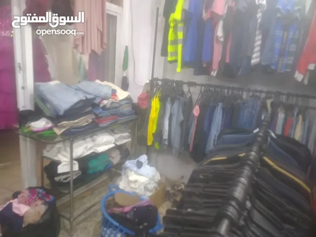 محل البسه اوروبي صيفي وشتوي للبيع بسعر مغري المحل مكون من البسه ستاندات علاقات والبسه صيفي شتوي المو