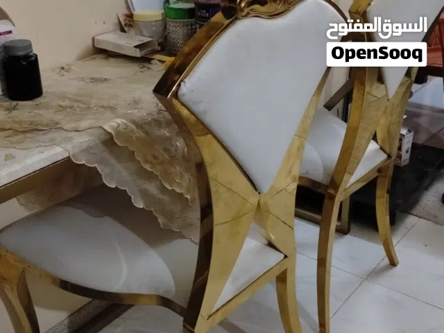 طاولة قهوة مع. 2 كرسي حديد ورخام مع اجهزة وأدوات منزل