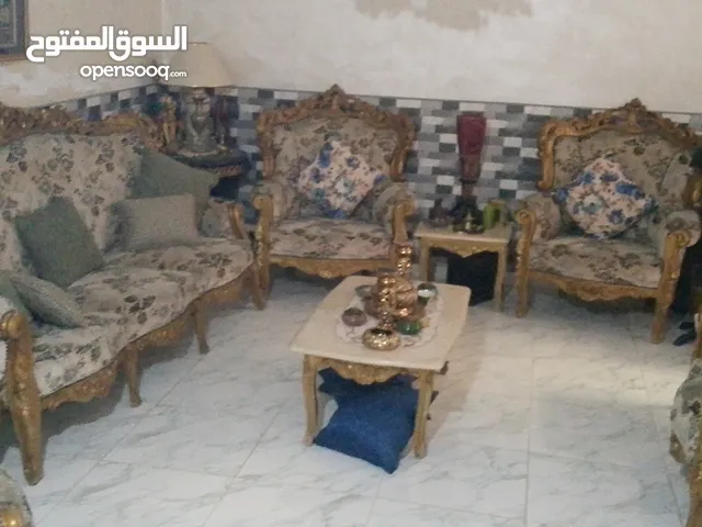 طقم كنب فاخر مذهب بحالة جيدة