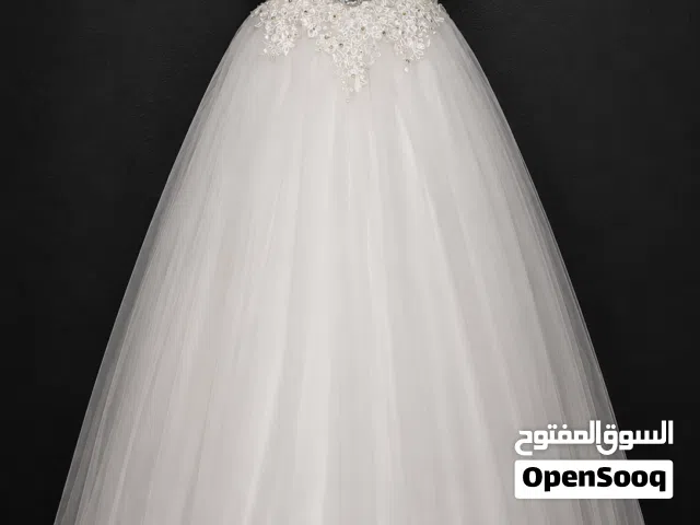 فستان أبيض طويل
