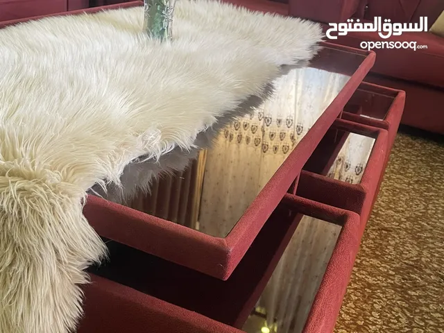 للبيع طاوله وسطيه مع 6طاولات صغار بلون الخمري