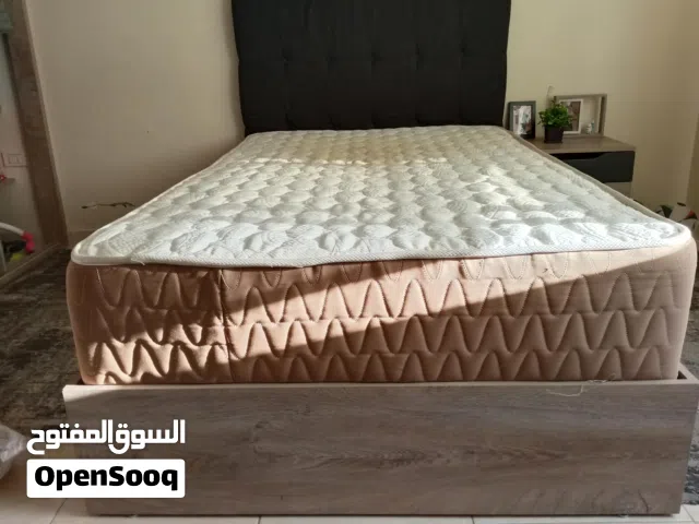 تخت مفرد ونص بحاله ممتازه مع فرشه