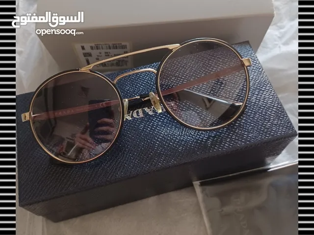 نظارة شمسية ماركة برادا prada اصلية مع كافة مستلزماتها