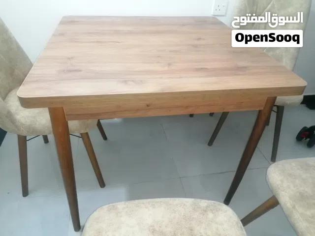 للبيع طاوله خشبيه مع اربع كراسي نظيفه جدا