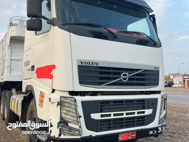 Tractor Unit Volvo 2014 in Muscat