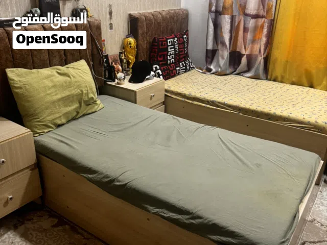 غرفه نوم سريرين مع مخزنين