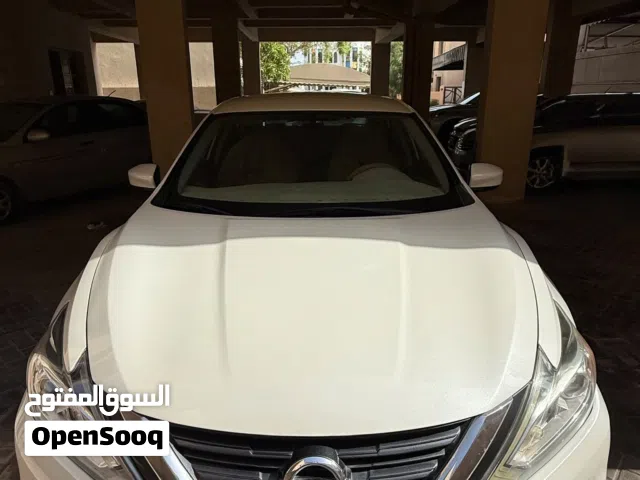 نيسان التيما لون ابيض نظيفه جدا جدا  الحمد لله لا تعاني من اي مشاكل