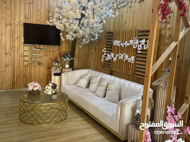 شارع البركات فرصة محلين مساحة 365 مترمربع مع مخزن وغرف عمال يشل الديكور