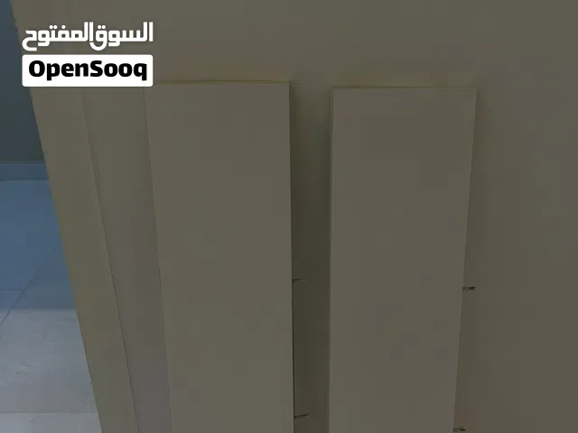أرفف بيضاء