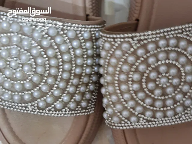 كنت في تركيا الفاتح واشتريته من هناك لونه بيج ع زكعب زهر ومقدمته خرز لولو