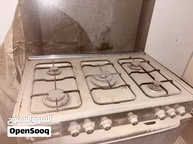فرن مستعمل أمركي خمس عيون غاز. و مخزن لهاذ عليه تراب