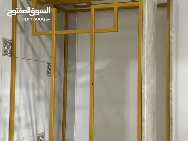 طاولة معدنية بتصميم هندسي مع سطح رخامي