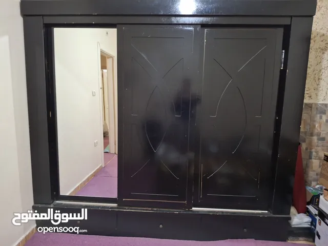 خزانة خشب 3 أبواب بحالة ممتازة للبيع بسبب السفر بسعر 40 دينار