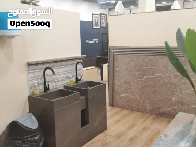 مطعم للبيع في المعبيلة مكان مميز و قريب من الخدمات علي الشارع العمومي