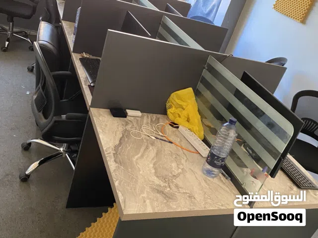 اثاث مكتب موظفين مميز بحالة الجديد للبيع
