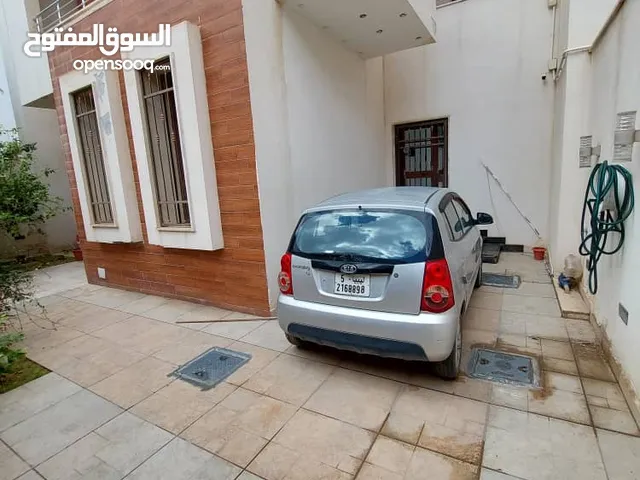 350 m2 4 Bedrooms Villa for Rent in Tripoli Zanatah