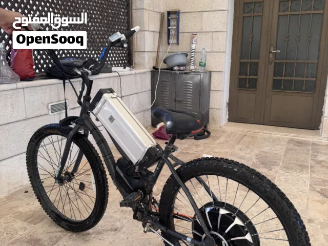 بسكليت (دراجة) كهربائية بمحرك 1200 واط تتراوح السرعة القصوى بين 50 إلى 70 كم/ساعة