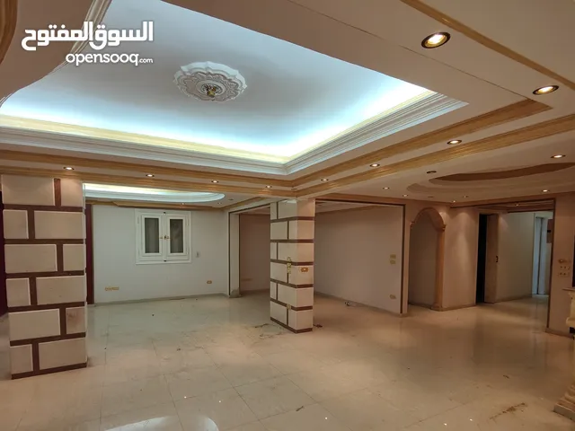 شقة للايجار فاخرة كبيرة تشطيب سوبر لوكس 6 اكتوبر حي 4 التعامل مع المالك مباشرة .