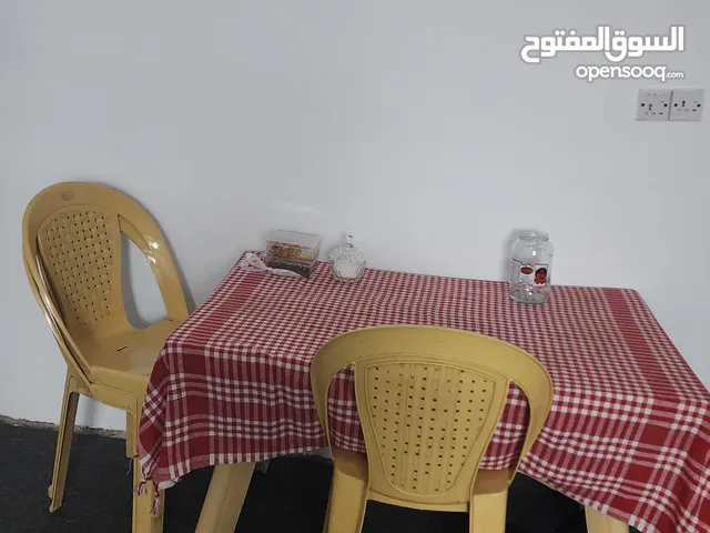 ميز طعام بلاستك اصفر