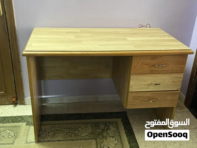 طاولة مكتب دراسة مستعمل بحالة جيدة خشب لاتيه