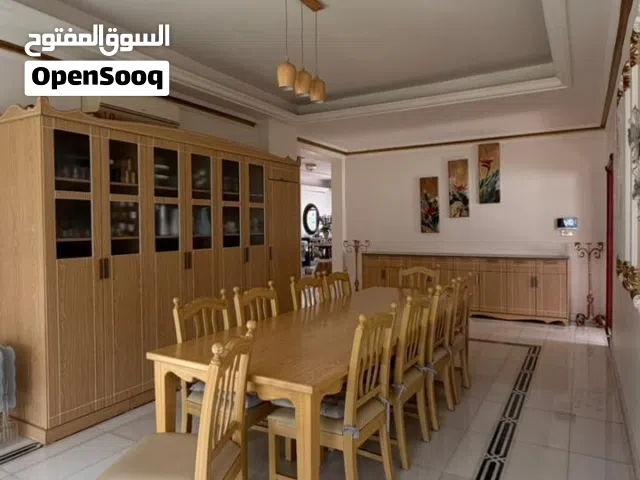 غرفة طعام مع 10 كراسي