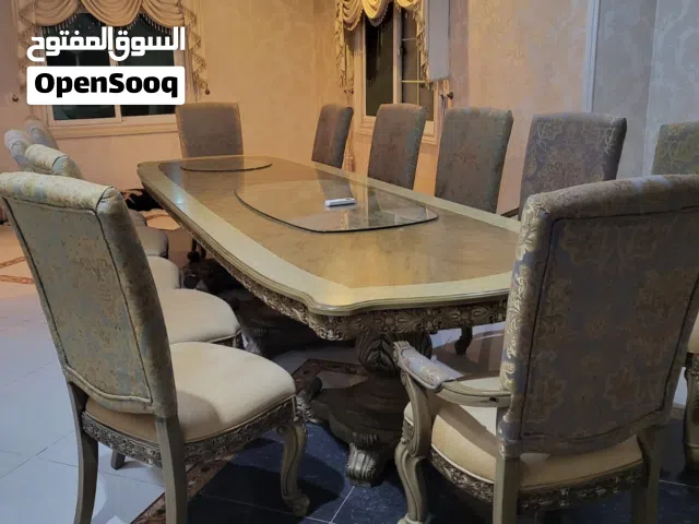 للبيع طاولة طعام 12 كرسي ومداخل وكنب وستائر