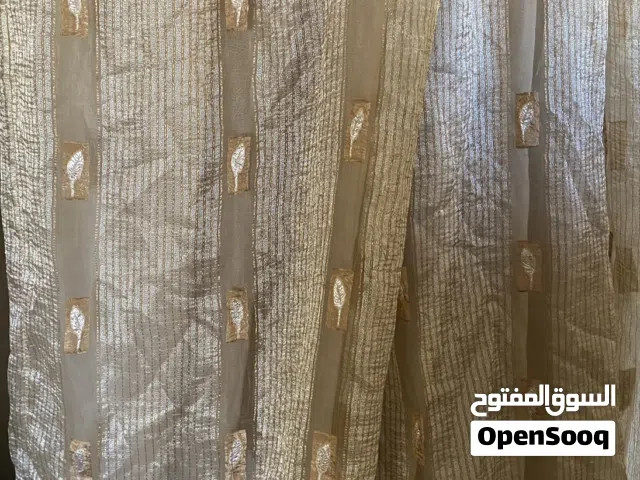 برواز كلاسيك مميز من الامارات شبه الجديد  وبرادي شيفون جاهزة للتعليق  وتيبل لامب مميز معدن مع خيزران