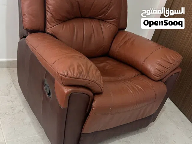 ريكلاينر جلد بحالة وكالة