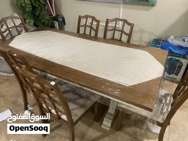 طاولة سفرة خشب مع 8 كراسي – بحالة ممتاز