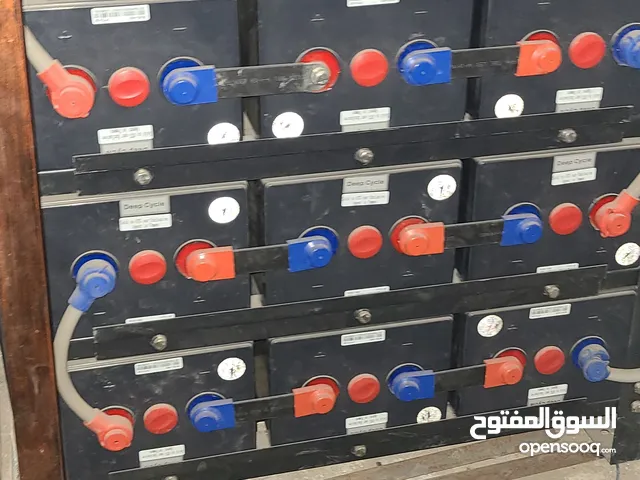 بطاريات وصحون شمسية