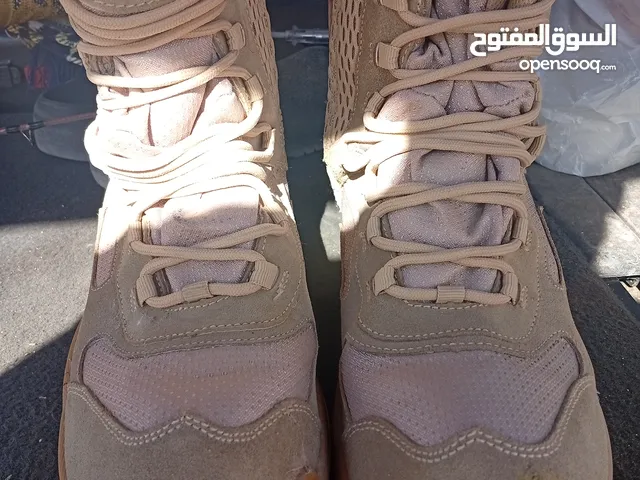 حذاء عسكري جديد