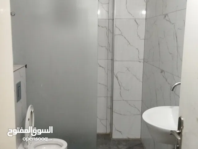 شقة 3 غرف نوم حمامين منفوضات جديد مع سيكوريتديكورات خفيفة طابق اولحارة هادئة