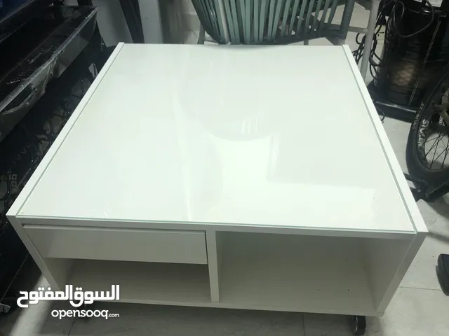 طاولتين من إيكيا جديد و نظيف و مافي شي