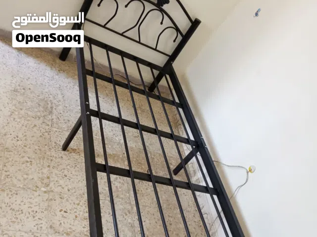 تخت مفرد حديد 6 ارجل متوفر ابيض / اسود السعر 35 شامل التوصيل والتركيب داخل عمان والزرقاء