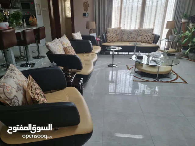 كنب جلد صناعة تركي ديزاين ايطالي مع طقم طاولات