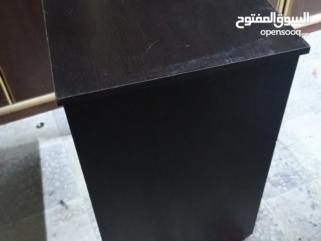 للبيع طاوله اجتماعات ومكتب كامل مع الخزائن وكراسي محاضرات وطاولات مكتب صغيرة وكراسي دوار