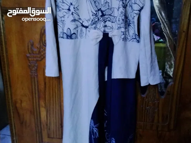 فستان لون بيج مطعم بلون نيلي