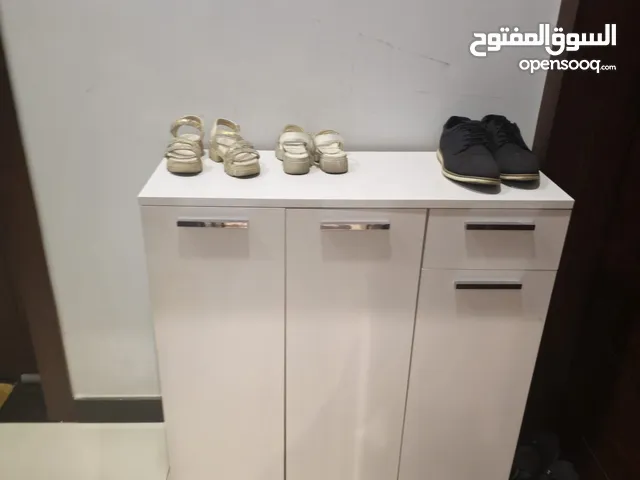 خزانة أحذية شبه جديدة