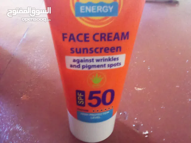 واقي من الشمس يحمي من الآثار الضارة للاشعاع الشمسي لجميع انواع البشرة للرجال والنساء