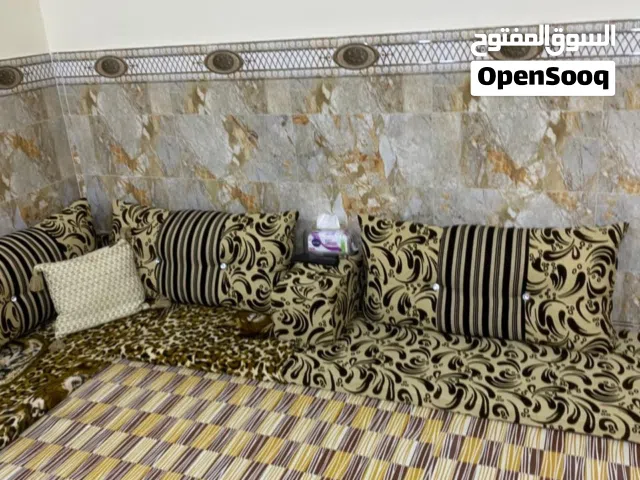 جلسه ارضيه 7كعدات وكل كعده بيها مخدتين