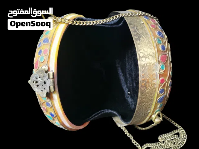حقيبه من حجر العنبر والنحاس