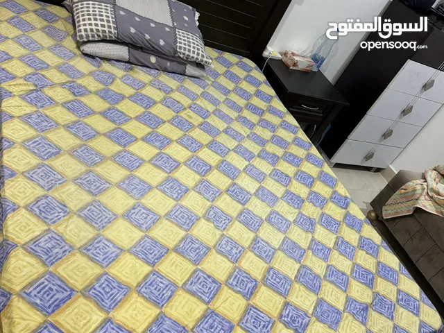 سرير نوم كبير مقاس 150 سم في مترين بحاله جيدة